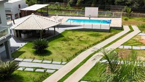 Luftaufnahme eines Hauses mit Swimmingpool in der Unterkunft AR Pousada in Santa Bárbara