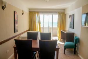 a dining room with a table and chairs and a window at hotel Villa Gesell Spa in Villa Gesell