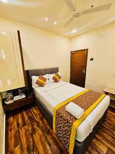 a bedroom with a large bed in a room at Shankar Bhavan By Vinayak Hotels in Brahmapur