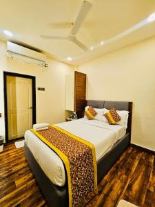a bedroom with a large bed in a room at Shankar Bhavan By Vinayak Hotels in Brahmapur
