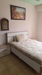 a bed in a bedroom with a picture on the wall at Appartement 2 chambres bon emplacement Casablanca in Casablanca +9 photos