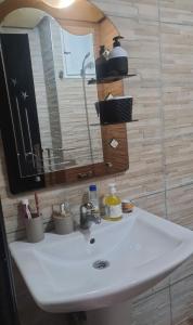 a bathroom with a sink and a mirror and a sink at Appartement 2 chambres bon emplacement Casablanca in Casablanca