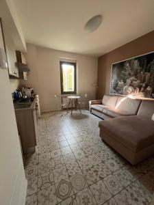 ein Wohnzimmer mit Sofa und Tisch in der Unterkunft Meublè Telò in San Paolo