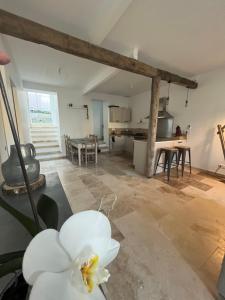 a kitchen and living room with a white flower at la petite colline in Cavaillon +12 photos