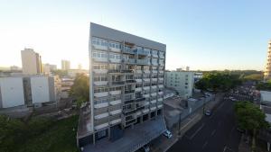 an overhead view of a tall building in a city at Foz Presidente Comfort Hotel in Foz do Iguaçu