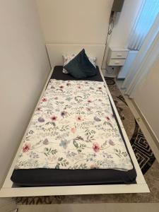 a bed in a corner of a room at Landglück in Ibbenbüren