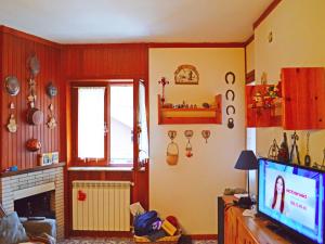 a living room with a television and a fireplace at Casa Roccaraso in Roccaraso