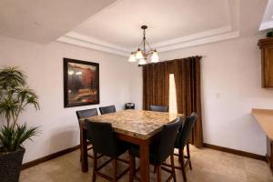 a dining room with a table and chairs at Arroyos del Paraíso Residencial Suite D in Manuel F. Martínez