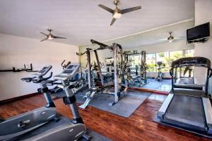 a gym with treadmills and elliptical machines at Arroyos del Paraíso Residencial Suite D in Manuel F. Martínez
