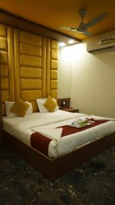 a bedroom with a large bed with a wooden headboard at Near Beach HOTEL - VERSOVA INN in Jāmb