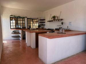 eine große Küche mit einer Theke in einem Zimmer in der Unterkunft Ancón Vistamar in La Paz