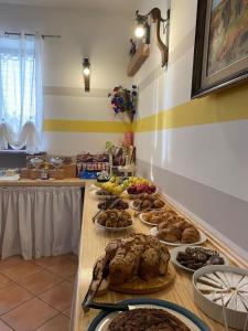 a buffet with many different types of breads and pastries at Agriturismo La Ruota in Montelupo Albese