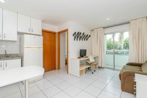 a kitchen with a desk and a computer in a room at Premier Residence Residencial em Brasília 67961 in Brasília