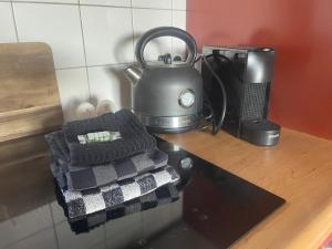 a tea kettle on a counter next to a printer at appartement Elperhof 16B in Schoonloo