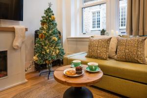 ein Wohnzimmer mit einem Weihnachtsbaum und einem Couchtisch in der Unterkunft Lofts Le Petit Champlain in Québec