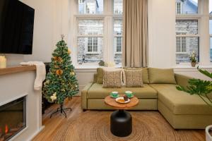 ein Wohnzimmer mit einem Weihnachtsbaum und einem Sofa in der Unterkunft Lofts Le Petit Champlain in Québec