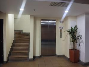 a hallway with a door and stairs in a building at Lindo apto cerca a todo! in Sabaneta