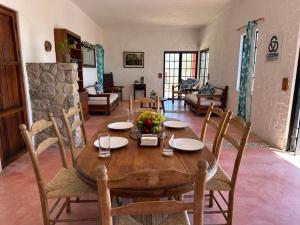 ein Holztisch und Stühle in einem Wohnzimmer in der Unterkunft Ancón Vistamar in La Paz