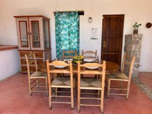 ein Esszimmer mit Tisch und Stühlen in der Unterkunft Ancón Vistamar in La Paz
