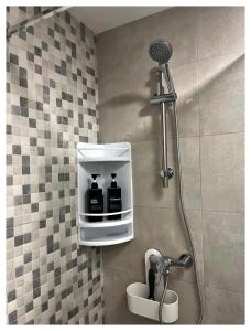 a bathroom with a shower with a bottle holder at Casa Veracruz in Alora +10 photos
