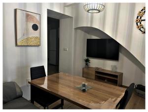a living room with a table and a television at Casa Veracruz in Alora