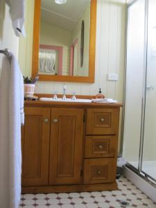 uma casa de banho com um lavatório e um espelho em Classique Bed & Breakfast em Townsville