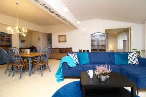 een woonkamer met een blauwe bank en een tafel bij Tallinn City Apartments - Old Town in Tallinn
