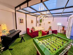 a living room with a pool table and a piano at Suite Azul 3 personas comoda y equipada in Mexico City