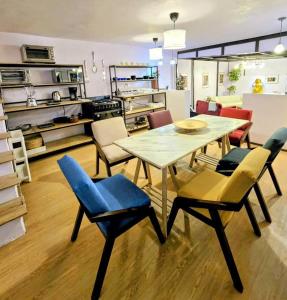 a kitchen and dining room with a table and chairs at Suite Azul 3 personas comoda y equipada in Mexico City