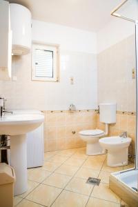 a bathroom with a sink and a toilet and a tub at Apartment Vesna Vabriga in Vabriga
