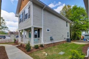 a white house with a porch and a yard at Hampton Cottage - DT COLA in Columbia