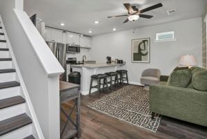 a living room with a couch and a kitchen at Hampton Cottage - DT COLA in Columbia