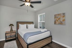 a bedroom with a bed and a ceiling fan at Hampton Cottage - DT COLA in Columbia