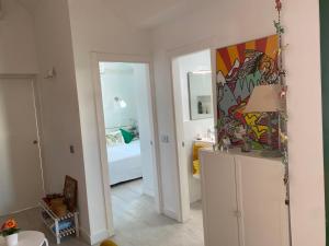 a room with a room with a bed and a mirror at Beach Flor Bungaló 42 La Gema del Sur in Maspalomas