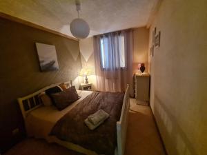 a bedroom with a bed and a window at a casetta di a Faragina in Zonza