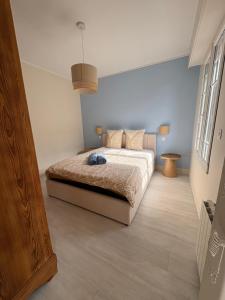 a bedroom with a bed in a room at L'Eclat Marin échappée mer in Étretat
