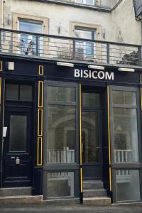 a black building with a bison sign on it at Le Chopper in Boulogne-sur-Mer