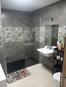a bathroom with a shower and a sink at Ágora House Alcalá de Guadaira 2 in Alcalá de Guadaira
