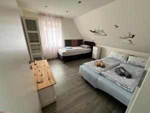 a bedroom with a dog laying on a bed at Ferienwohnung bei Rheine Neubau 2026 mit Klima Terrasse ruhige Lage in Neuenkirchen