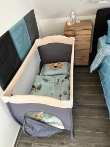 a childs bunk bed in a bedroom at Ferienwohnung bei Rheine Neubau 2026 mit Klima Terrasse ruhige Lage in Neuenkirchen