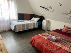 a small room with two beds and a window at Ferienwohnung bei Rheine Neubau 2026 mit Klima Terrasse ruhige Lage in Neuenkirchen