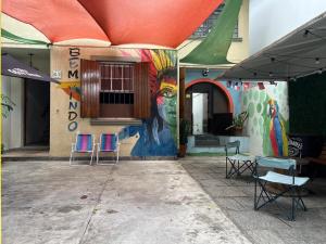 a building with a painting on the side of it at Refugio Madalena Hostel in São Paulo