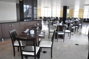 uma sala de jantar com mesas e cadeiras num restaurante em Boa Vista Eco Hotel em Boa Vista