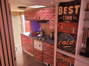 a kitchen with a sign that says best in town turn down your cold at Mobilhome Apartments in Bechhofen +2 photos