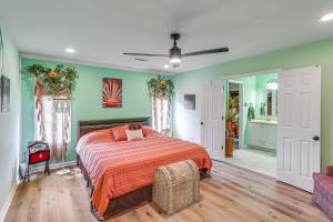 a bedroom with green walls and a bed with orange sheets at Explore Tupelo & Natchez Trace! Southern Getaway in Tupelo