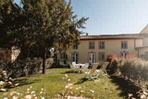 a house with a table and chairs in the yard at Lo scrigno di Camilla in Capannori