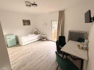 a room with a bed and a table and chairs at pfefferHÄUSL in Regen