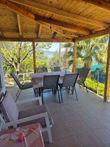 a patio with a table and chairs on a deck at Casa del Mar in Gialtra