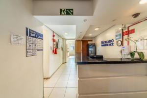 a waiting room at aindersforce hospital with a counter at Minuano Hotel Home próximo ao aeroporto in Porto Alegre