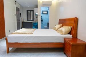a bedroom with a bed and a bathroom with a shower at Résidence Madior D3 in Dakar